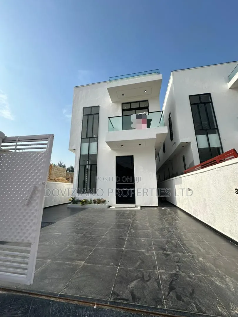 5bdrm Duplex in Ikota for sale in Ikota