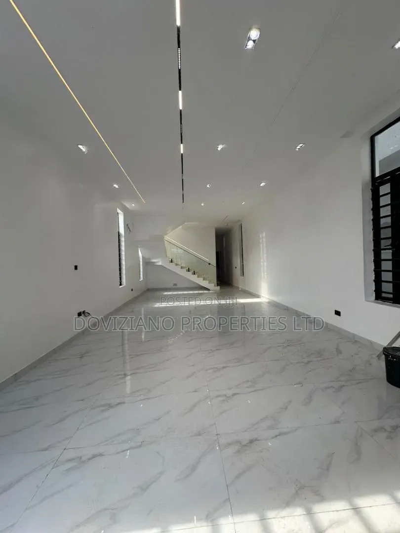 5bdrm Duplex in Ikota for sale in Ikota