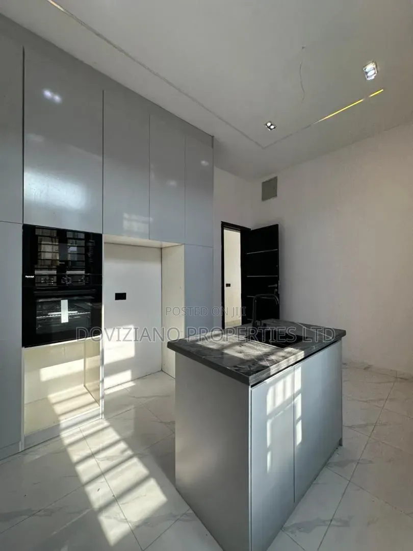 5bdrm Duplex in Ikota for sale in Ikota