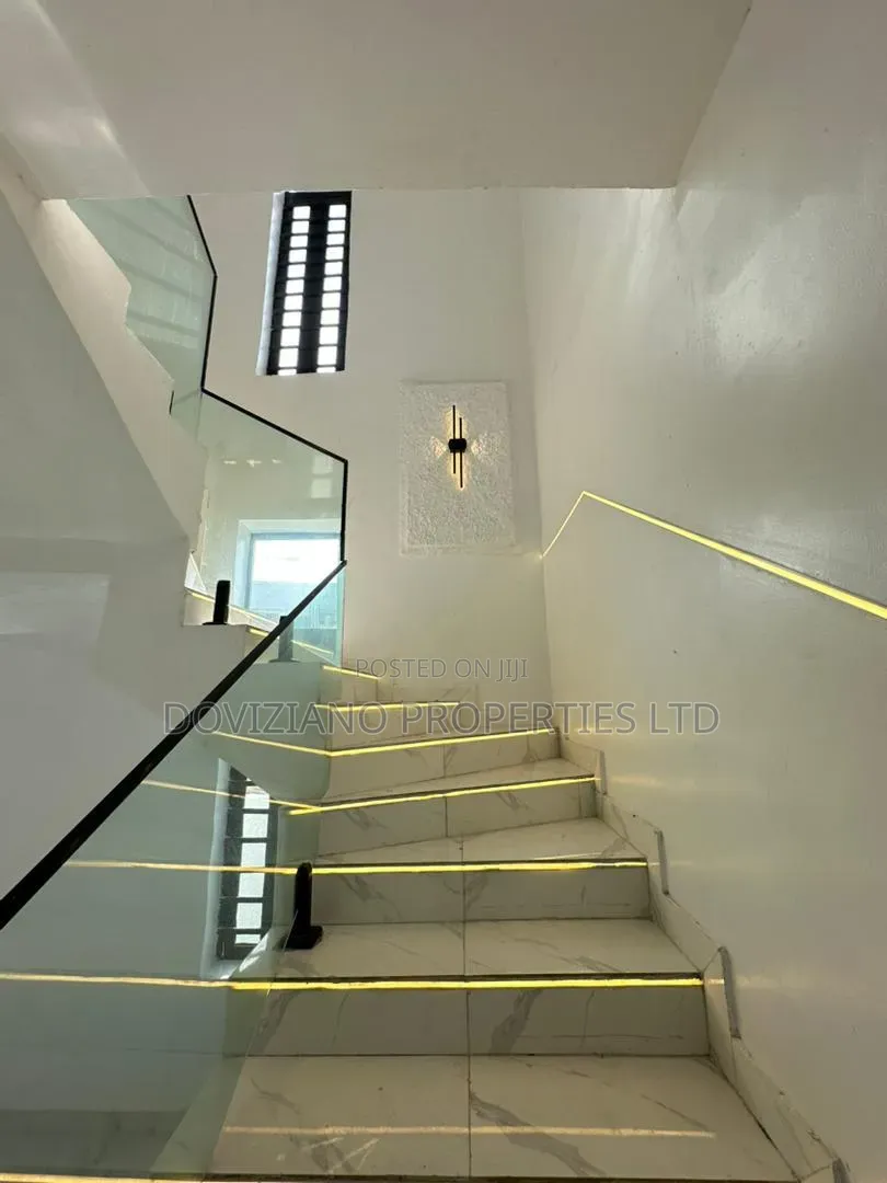 5bdrm Duplex in Ikota for sale in Ikota