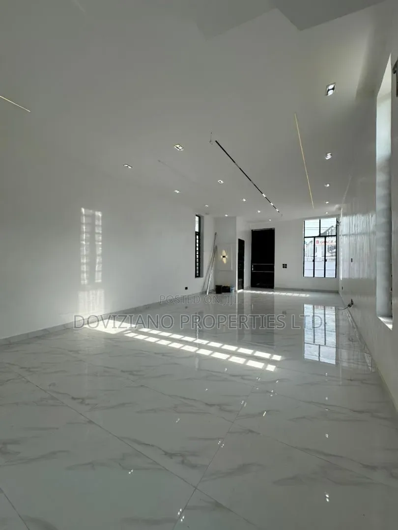 5bdrm Duplex in Ikota for sale in Ikota