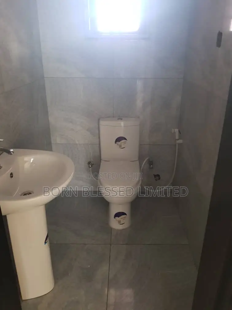 3bdrm Block of Flats in New Road, Lekki Phase 2 for rent in Lekki Phase 2