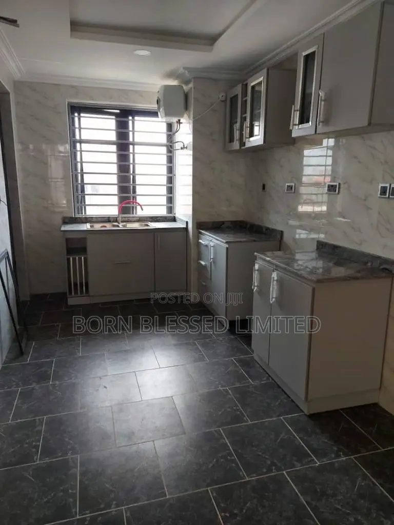 3bdrm Block of Flats in New Road, Lekki Phase 2 for rent in Lekki Phase 2