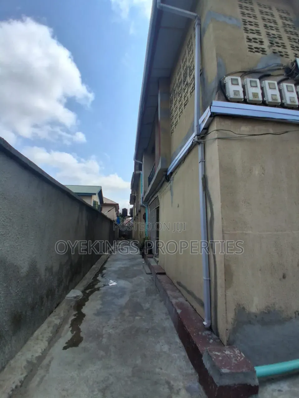 3bdrm Block of Flats in Cele Busstop, Akala Express for sale in Akala Express
