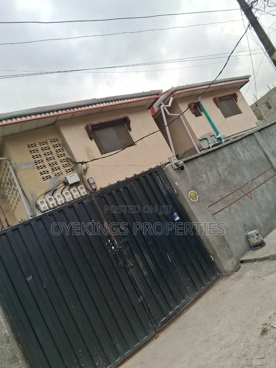 3bdrm Block of Flats in Cele Busstop, Akala Express for sale in Akala Express