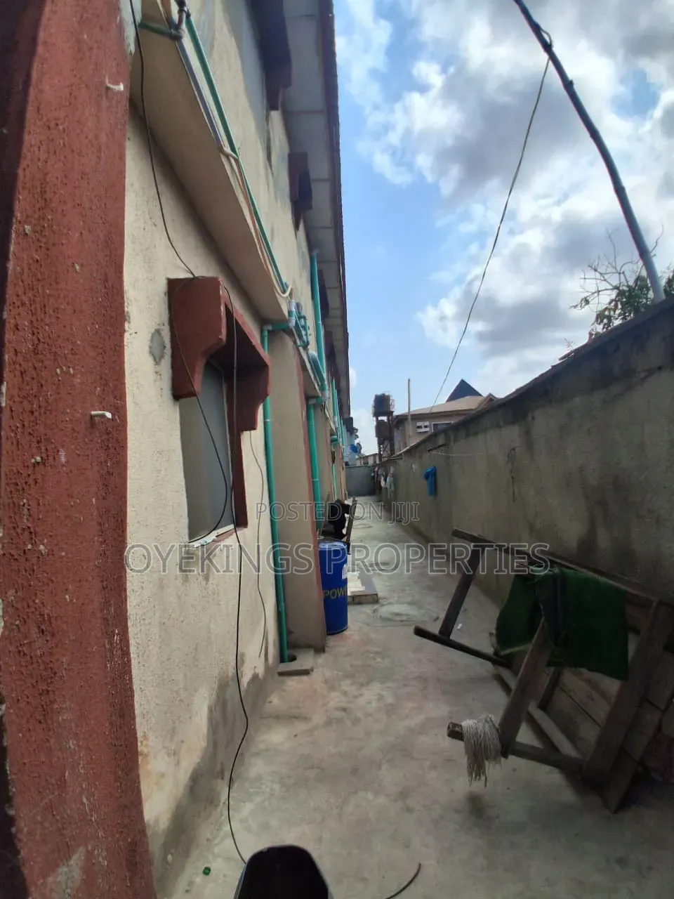 3bdrm Block of Flats in Cele Busstop, Akala Express for sale in Akala Express