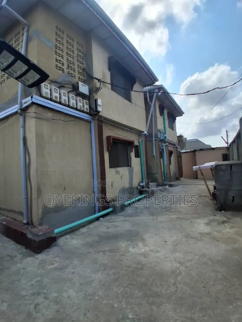 3bdrm Block of Flats in Cele Busstop, Akala Express for sale in Akala Express