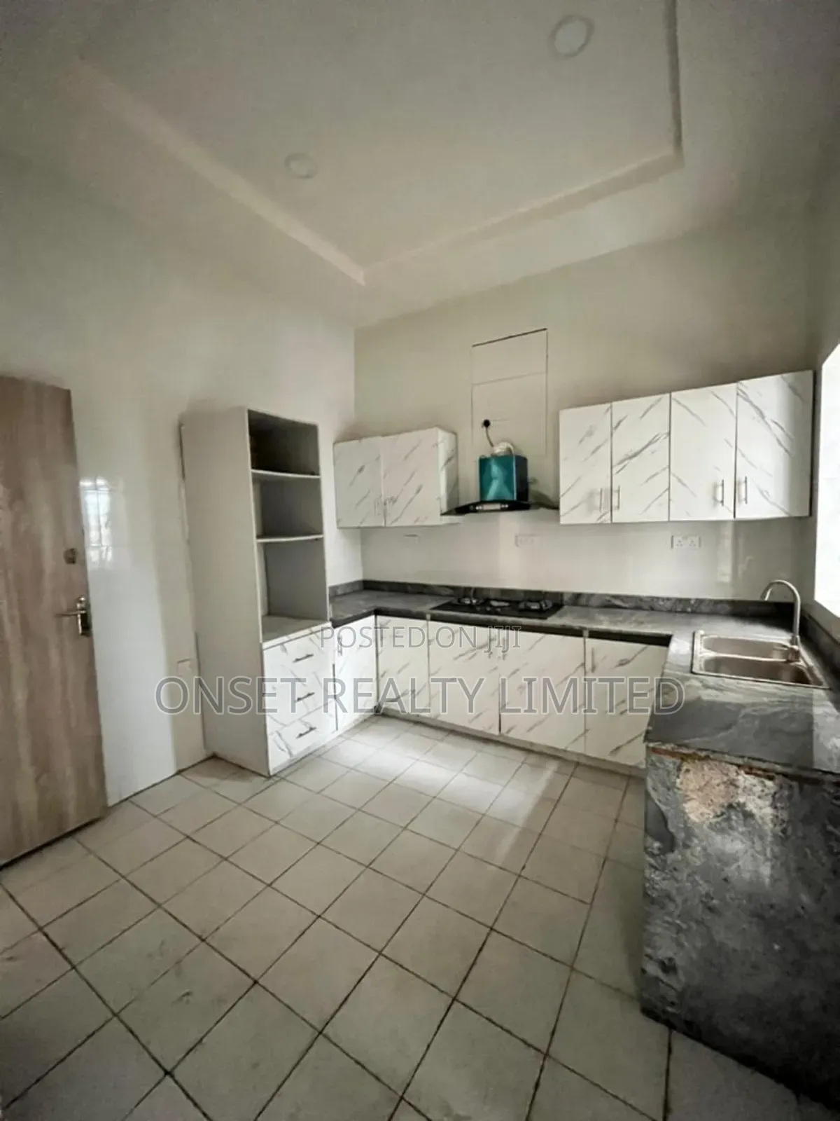 6bdrm Duplex in Chevron for sale in Chevron