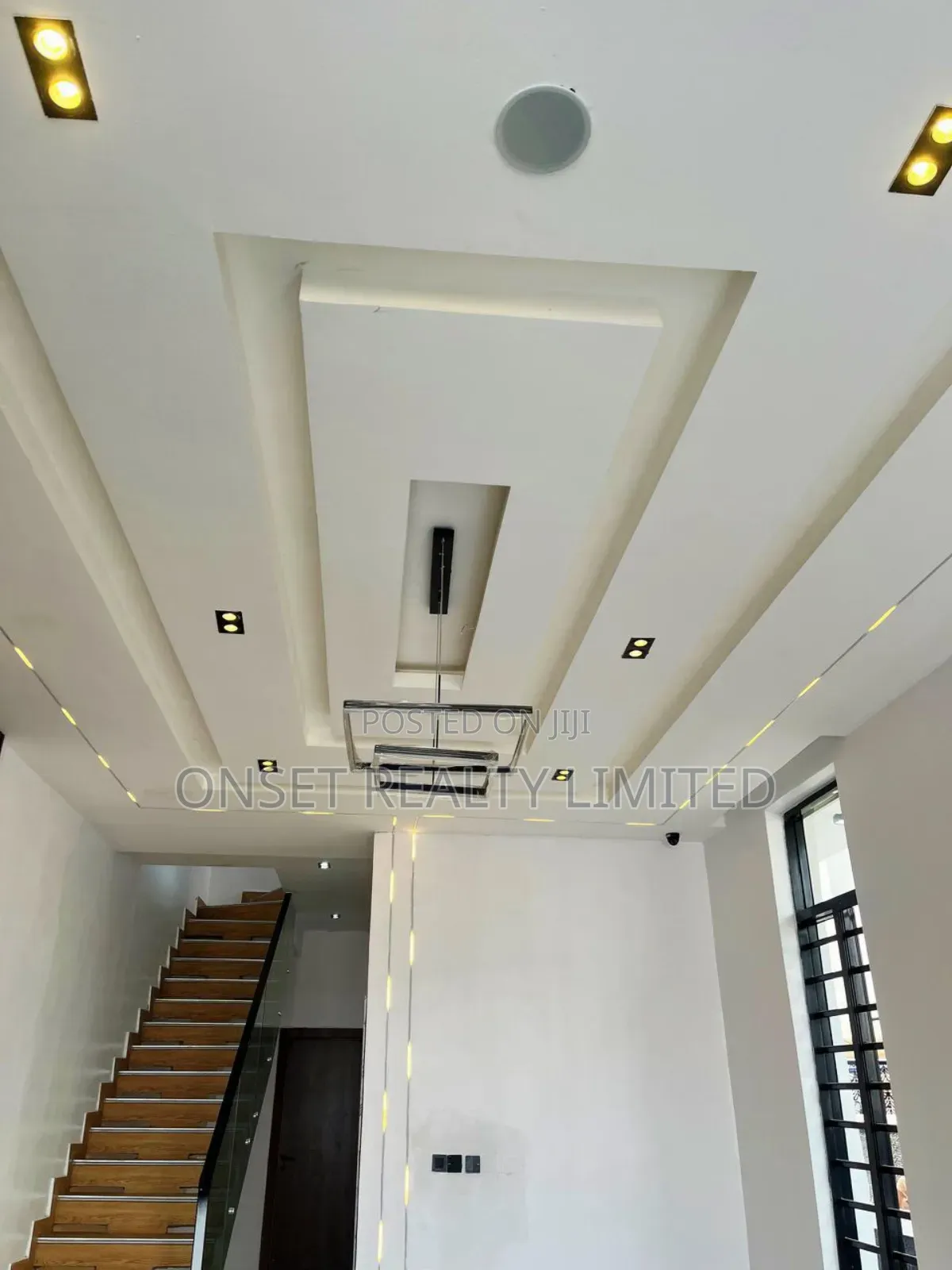 6bdrm Duplex in Chevron for sale in Chevron