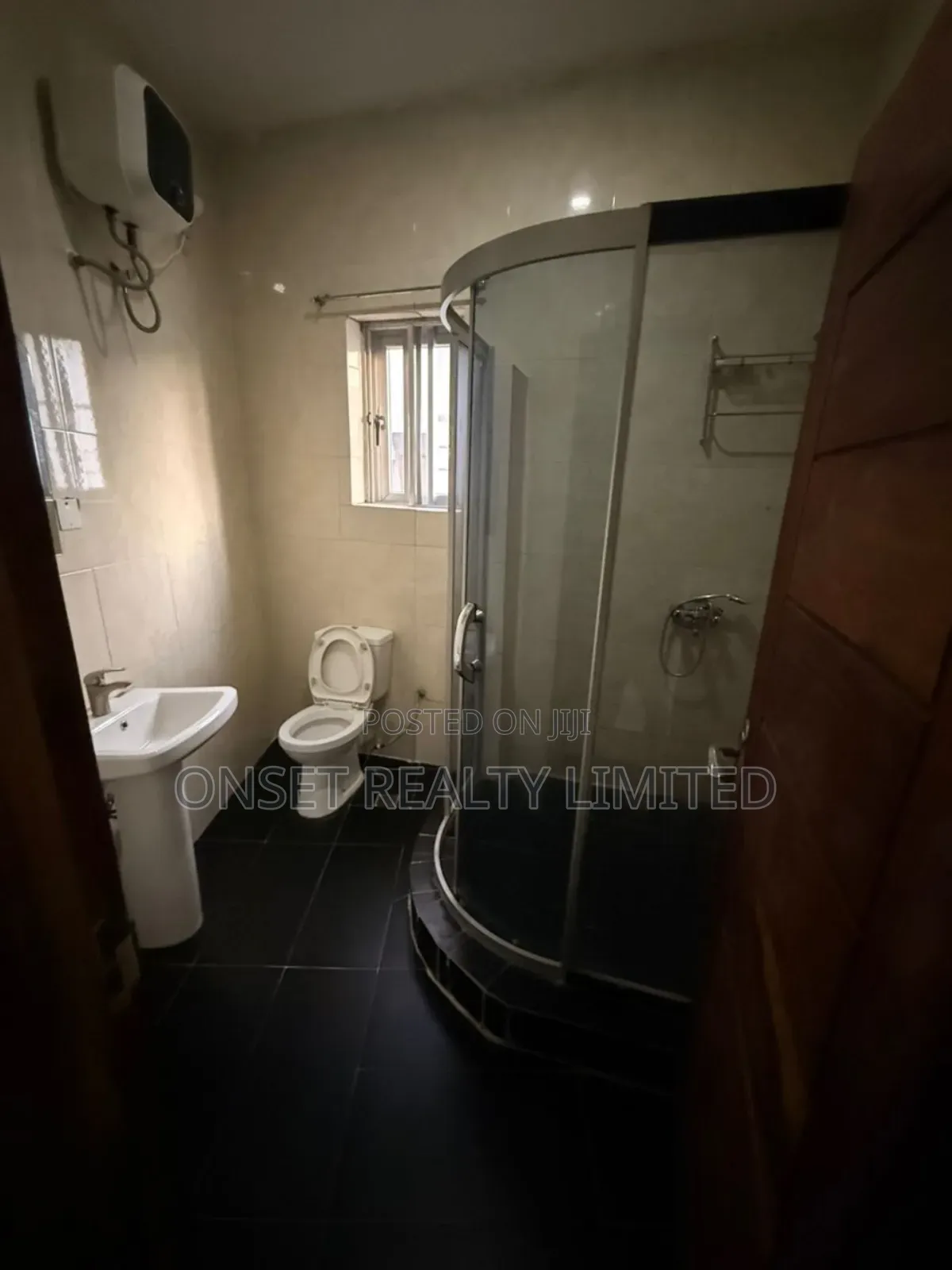 6bdrm Duplex in Chevron for sale in Chevron