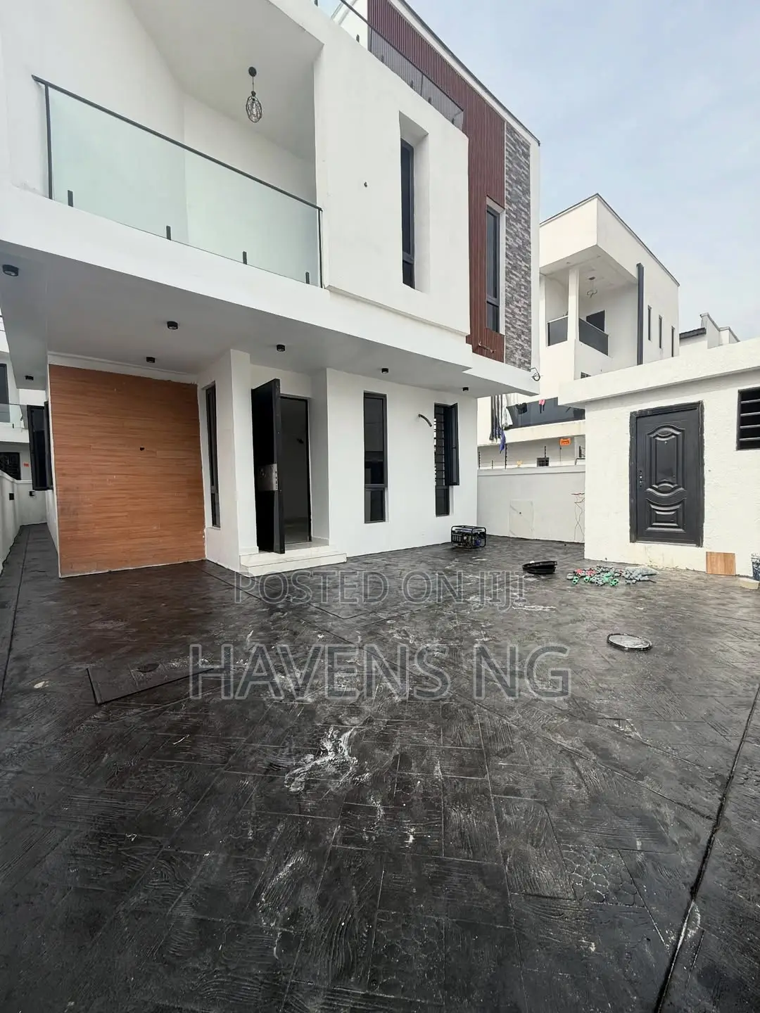 5bdrm Duplex in Ikota for sale in Ikota