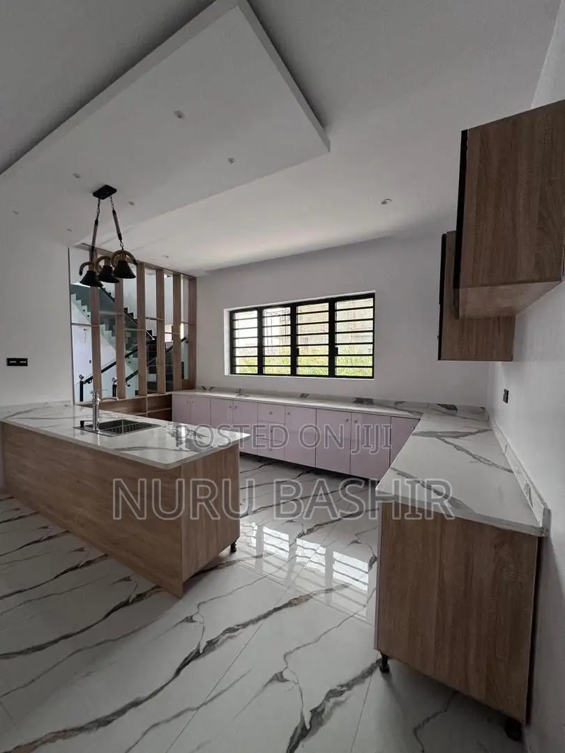 5bdrm Duplex in Lere Adigun Gra, Basorun for sale in Basorun