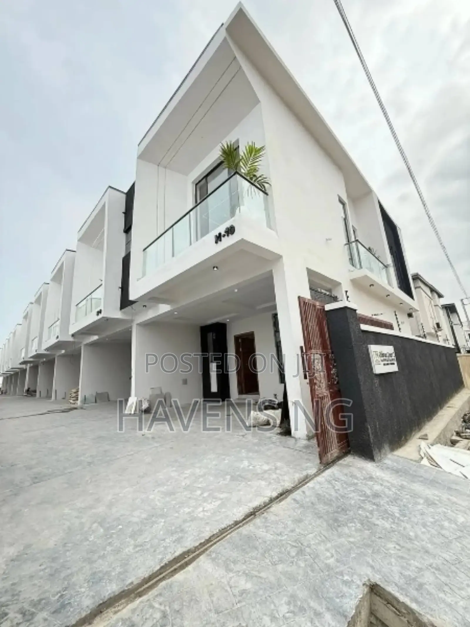 4bdrm Duplex in Ikota for sale in Ikota