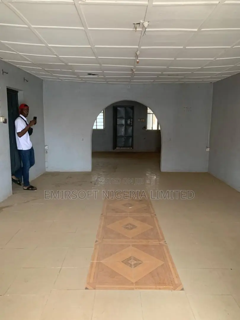 8bdrm Bungalow in Apata for sale in Apata