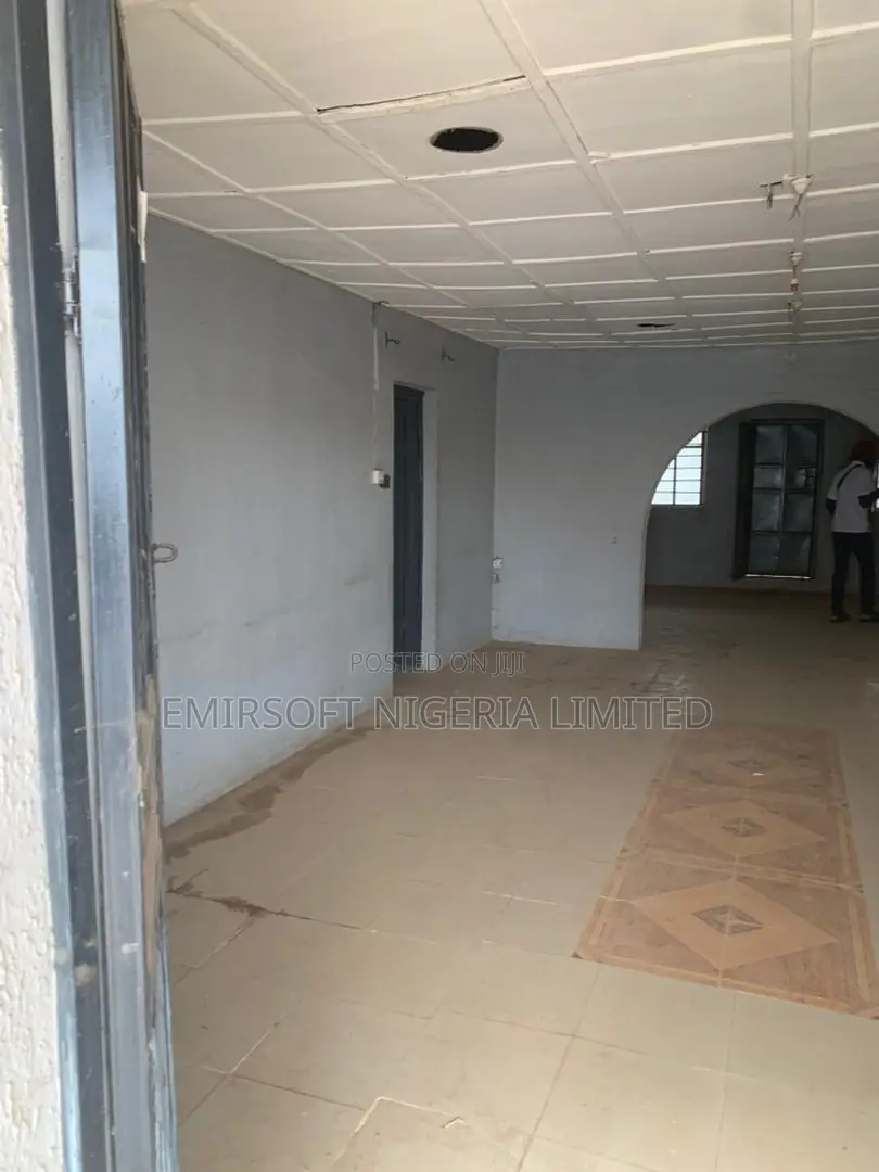 8bdrm Bungalow in Apata for sale in Apata