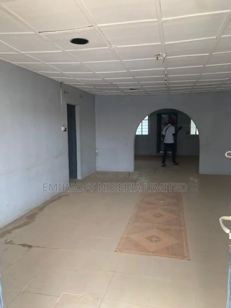 8bdrm Bungalow in Apata for sale in Apata