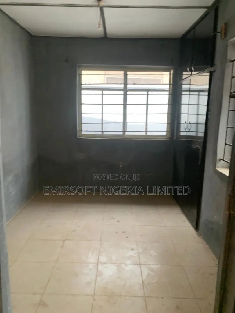 8bdrm Bungalow in Apata for sale in Apata