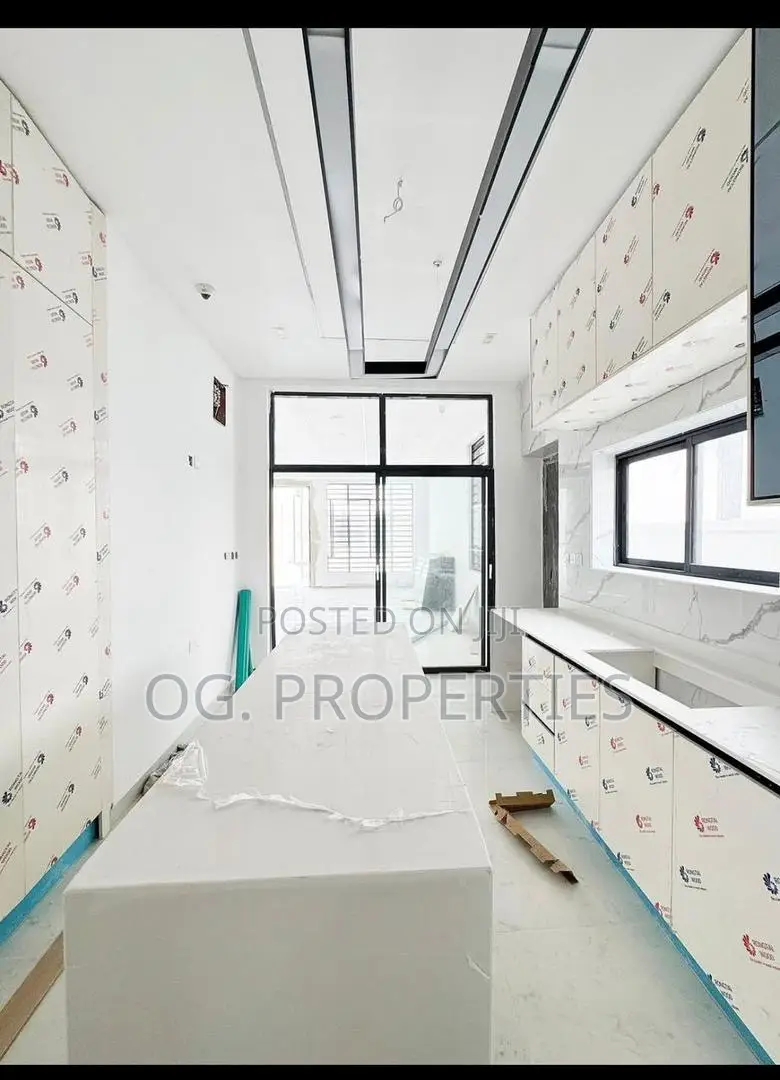 4bdrm Duplex in Ikota for sale in Ikota