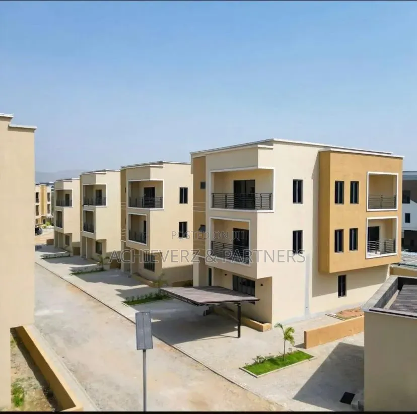 5bdrm Duplex in Jahi for sale in Jahi