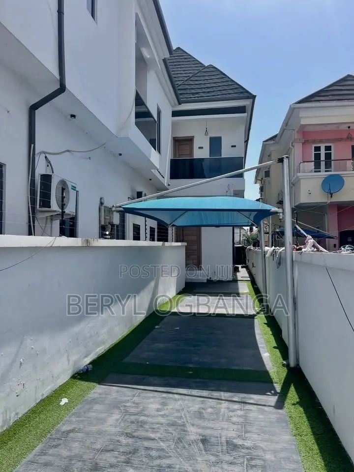 4bdrm Duplex in Idado for rent in Idado