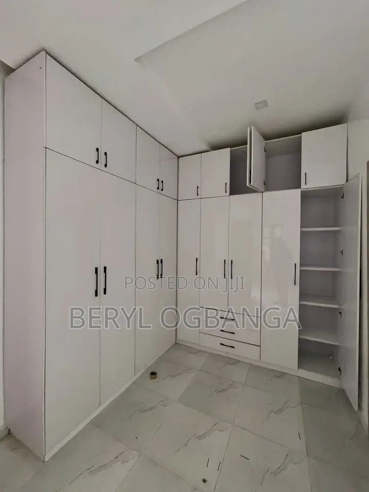 4bdrm Duplex in Idado for rent in Idado