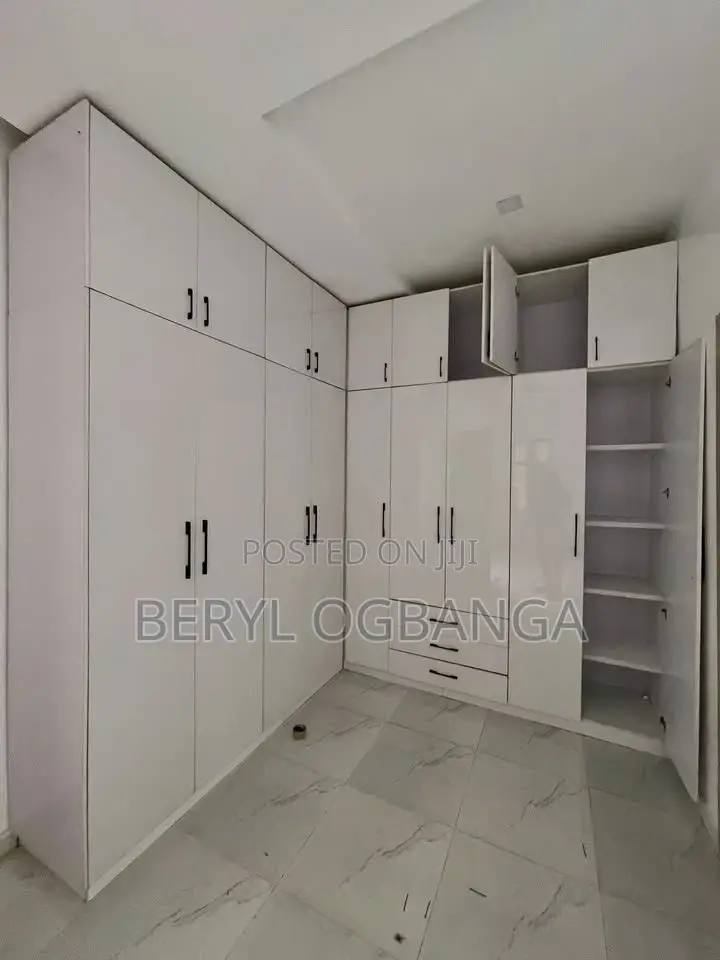 4bdrm Duplex in Idado for rent in Idado
