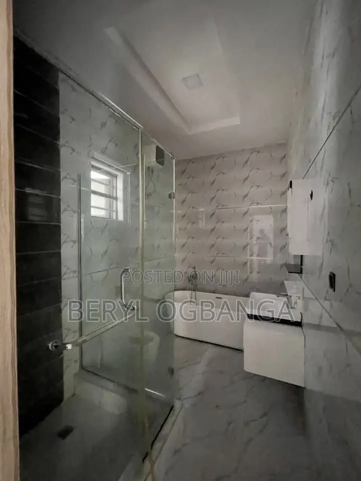 4bdrm Duplex in Idado for rent in Idado