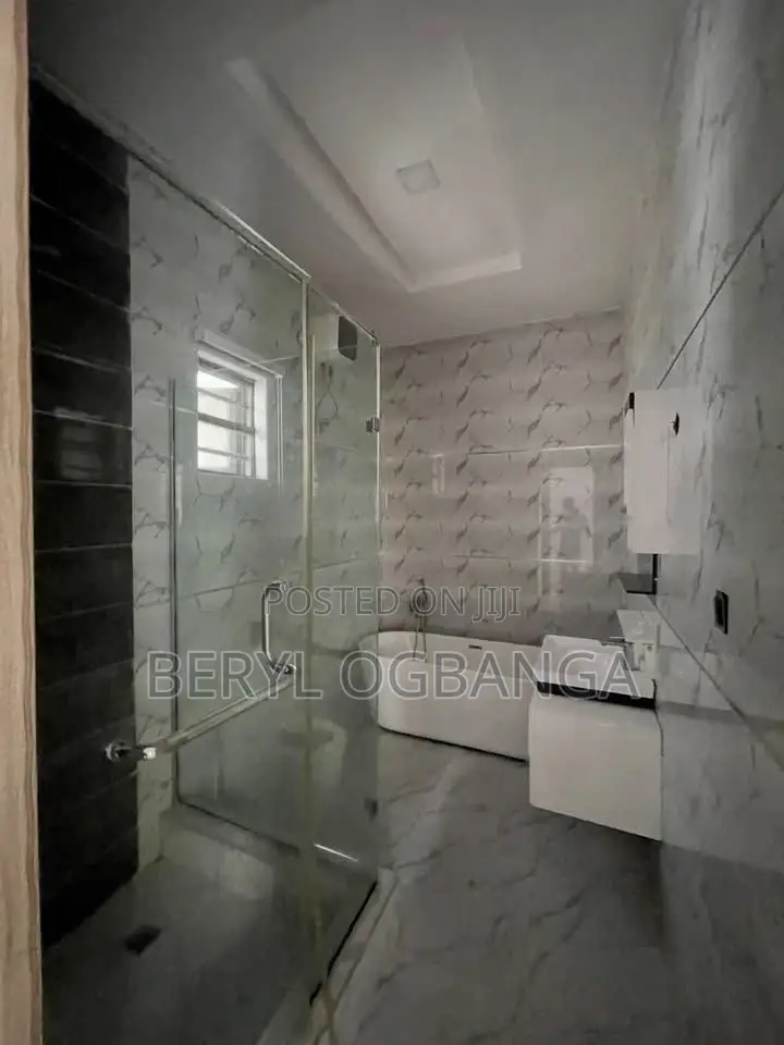 4bdrm Duplex in Idado for rent in Idado