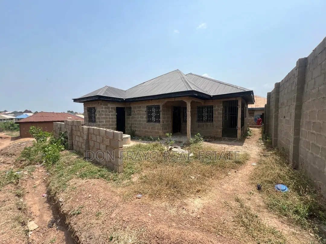 2 Beds + 1 Bed Bungalow At Fatumo Erunmu Olodo Area Ibadan in Iwo Road
