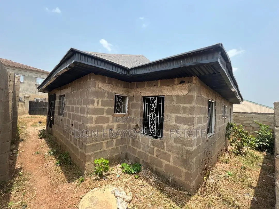 2 Beds + 1 Bed Bungalow At Fatumo Erunmu Olodo Area Ibadan in Iwo Road