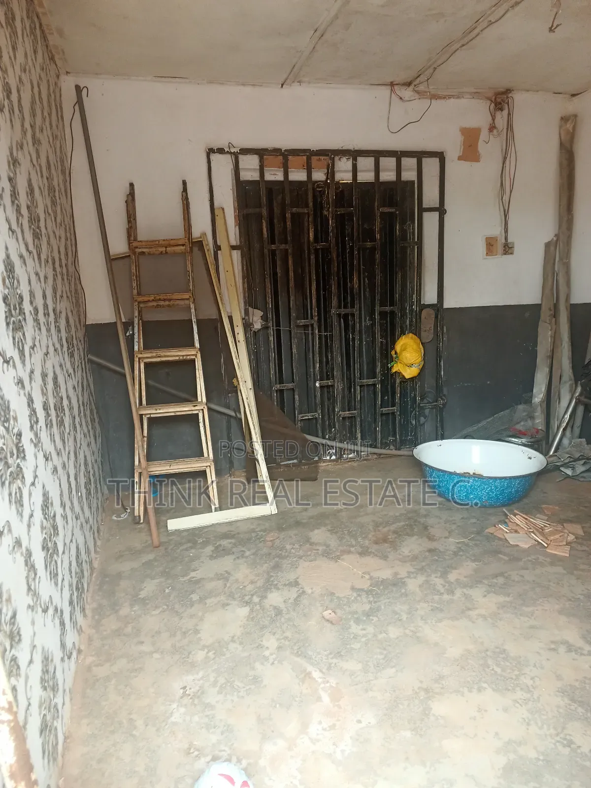 Shop at Aduwawa Good to Sell Cooking Gas,Provision,Pos,Barbing,Etc in Benin City