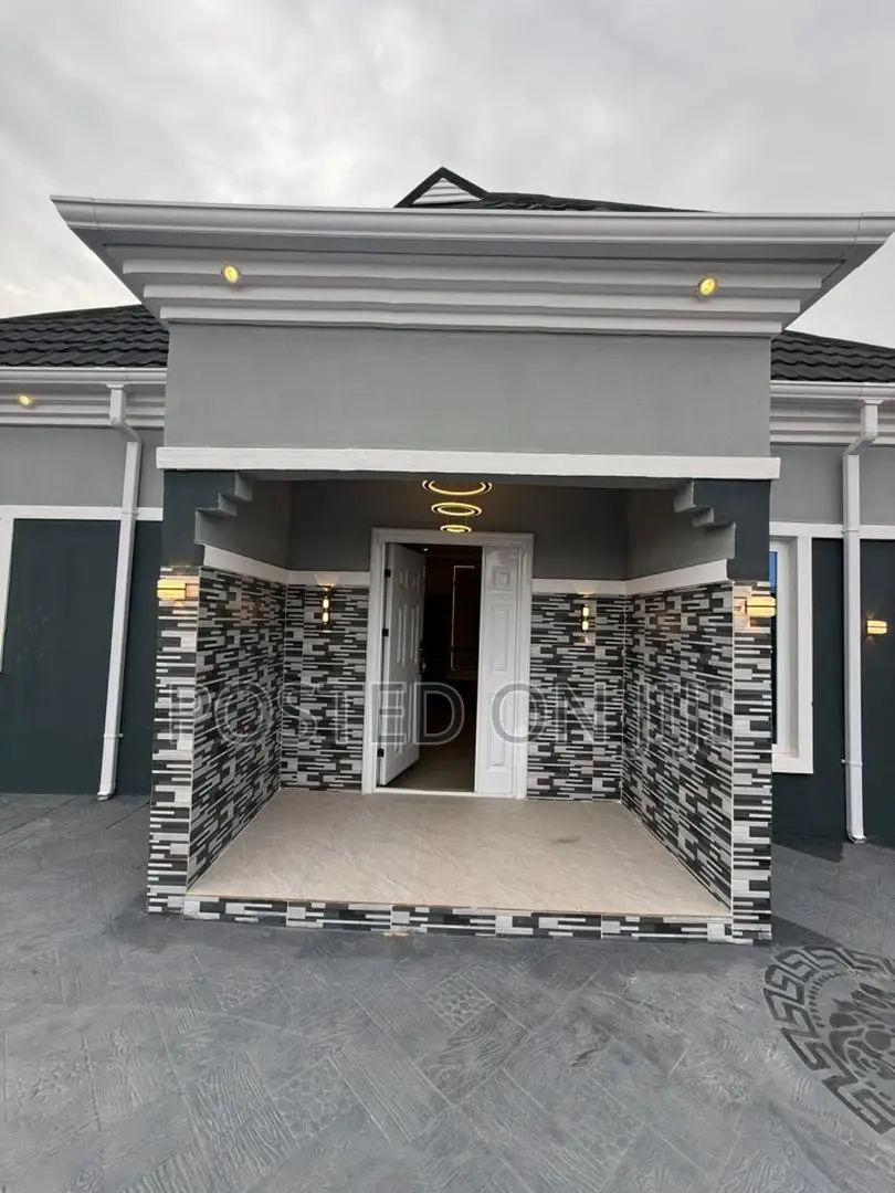 3bdrm Bungalow in Elebu, Akala Express for sale in Akala Express