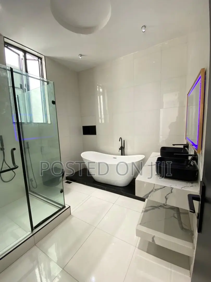 5bdrm Duplex in Chevron for sale in Chevron