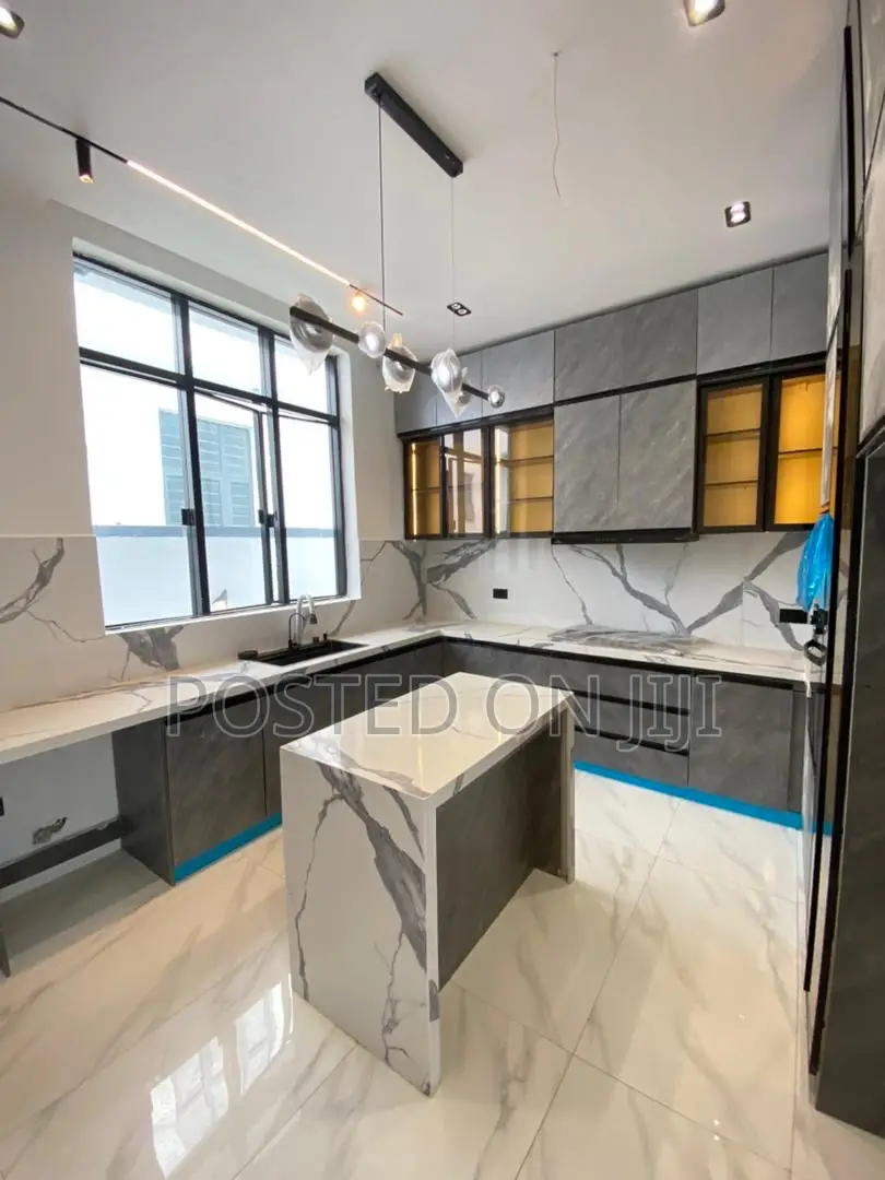5bdrm Duplex in Chevron for sale in Chevron