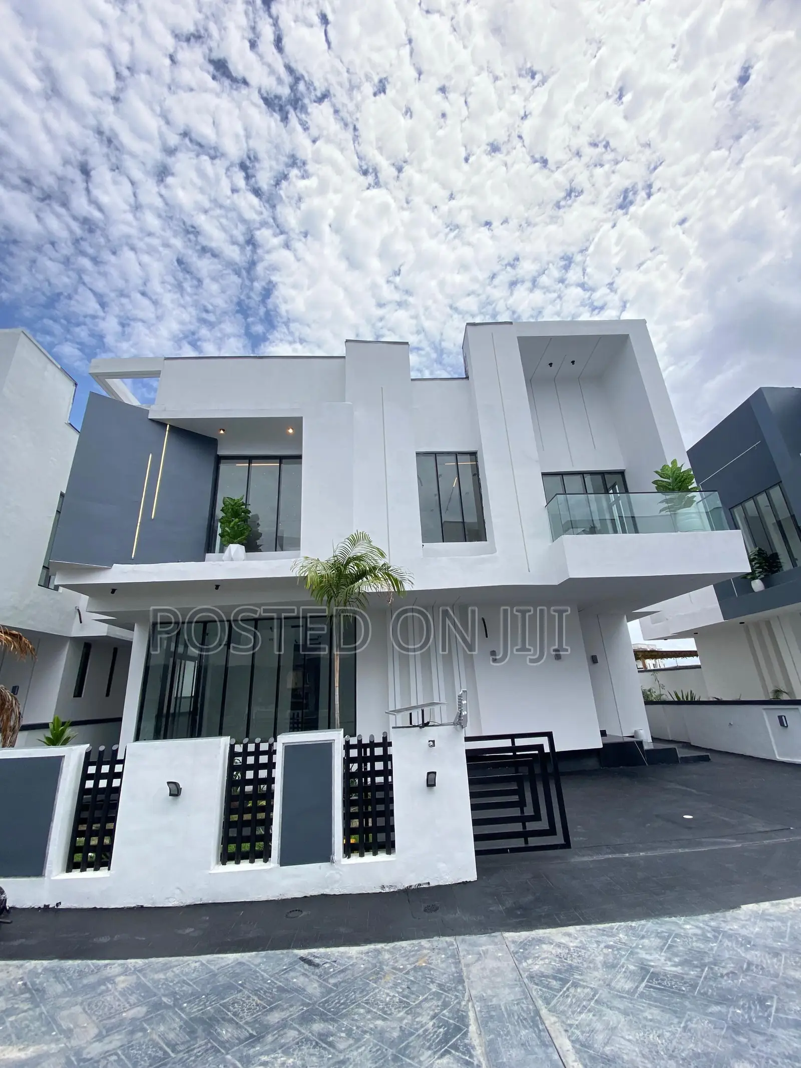 5bdrm Duplex in Chevron for sale in Chevron