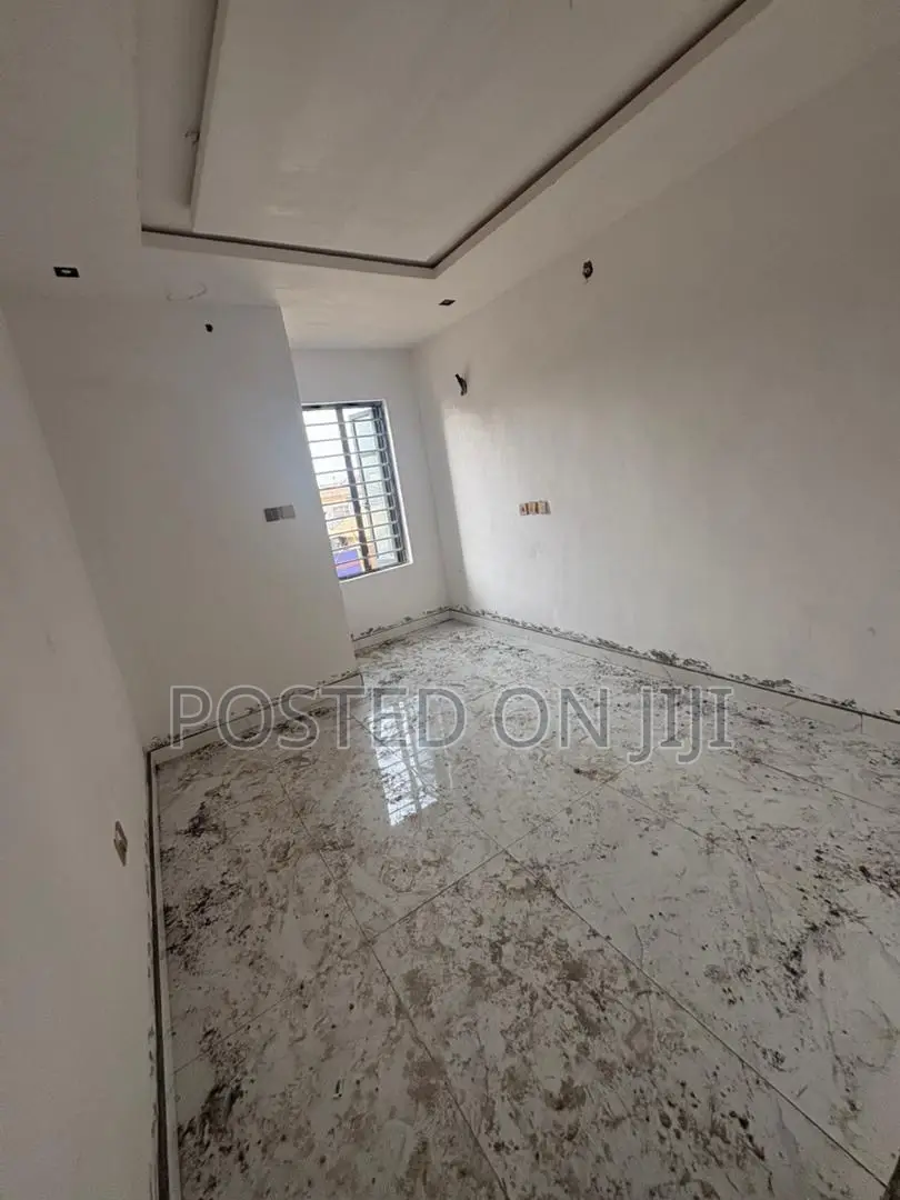 2bdrm Apartment in Yaba Close To Train, Ebute Metta for rent in Ebute Metta