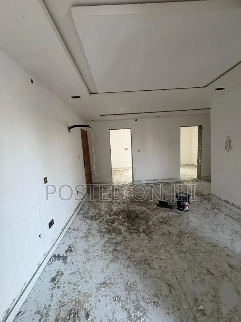 2bdrm Apartment in Yaba Close To Train, Ebute Metta for rent in Ebute Metta