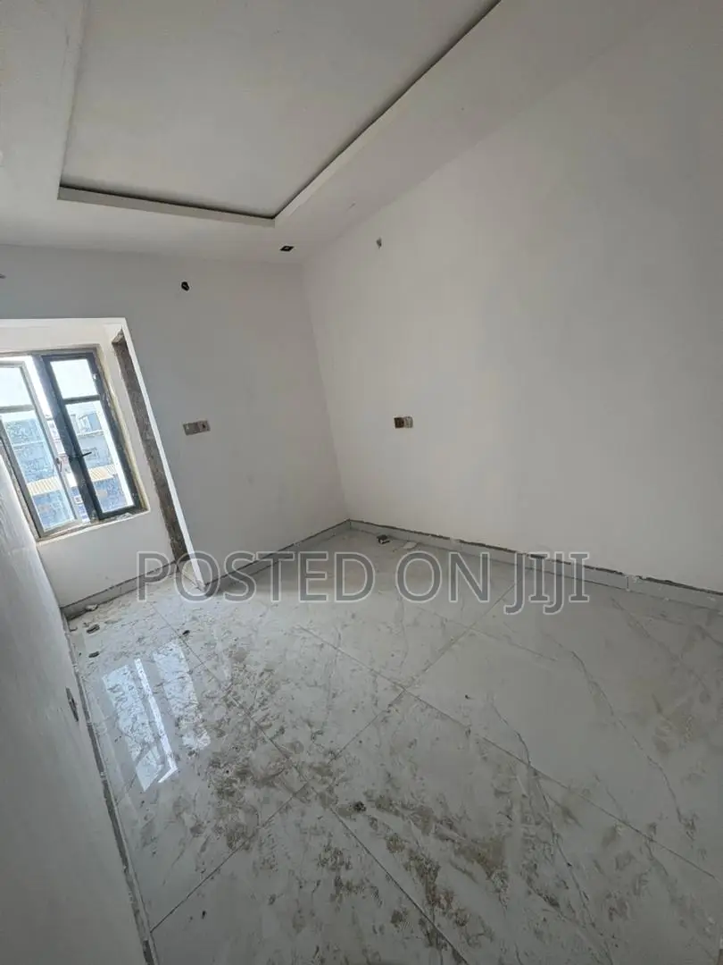 2bdrm Apartment in Yaba Close To Train, Ebute Metta for rent in Ebute Metta