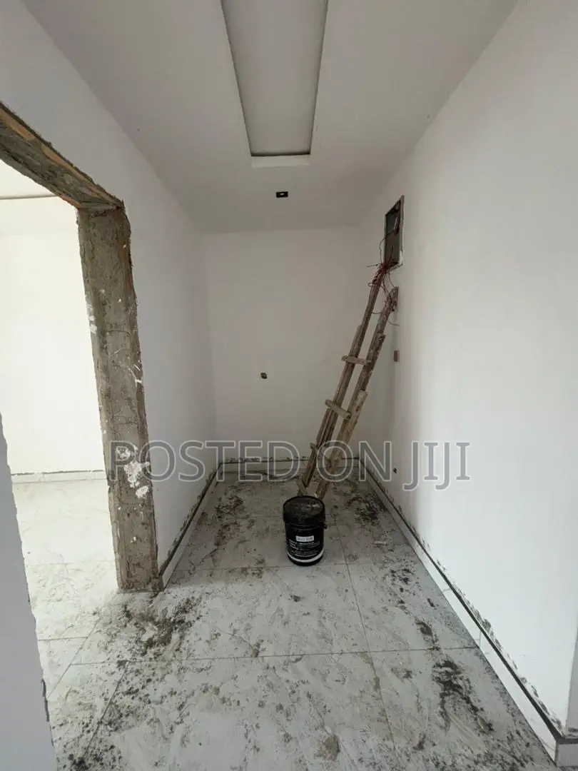 2bdrm Apartment in Yaba Close To Train, Ebute Metta for rent in Ebute Metta