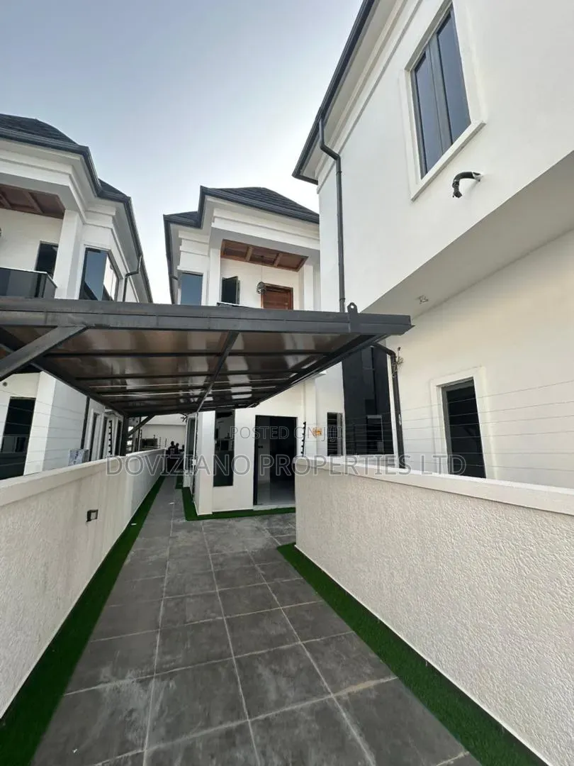 4bdrm Duplex in Ikota for sale in Ikota