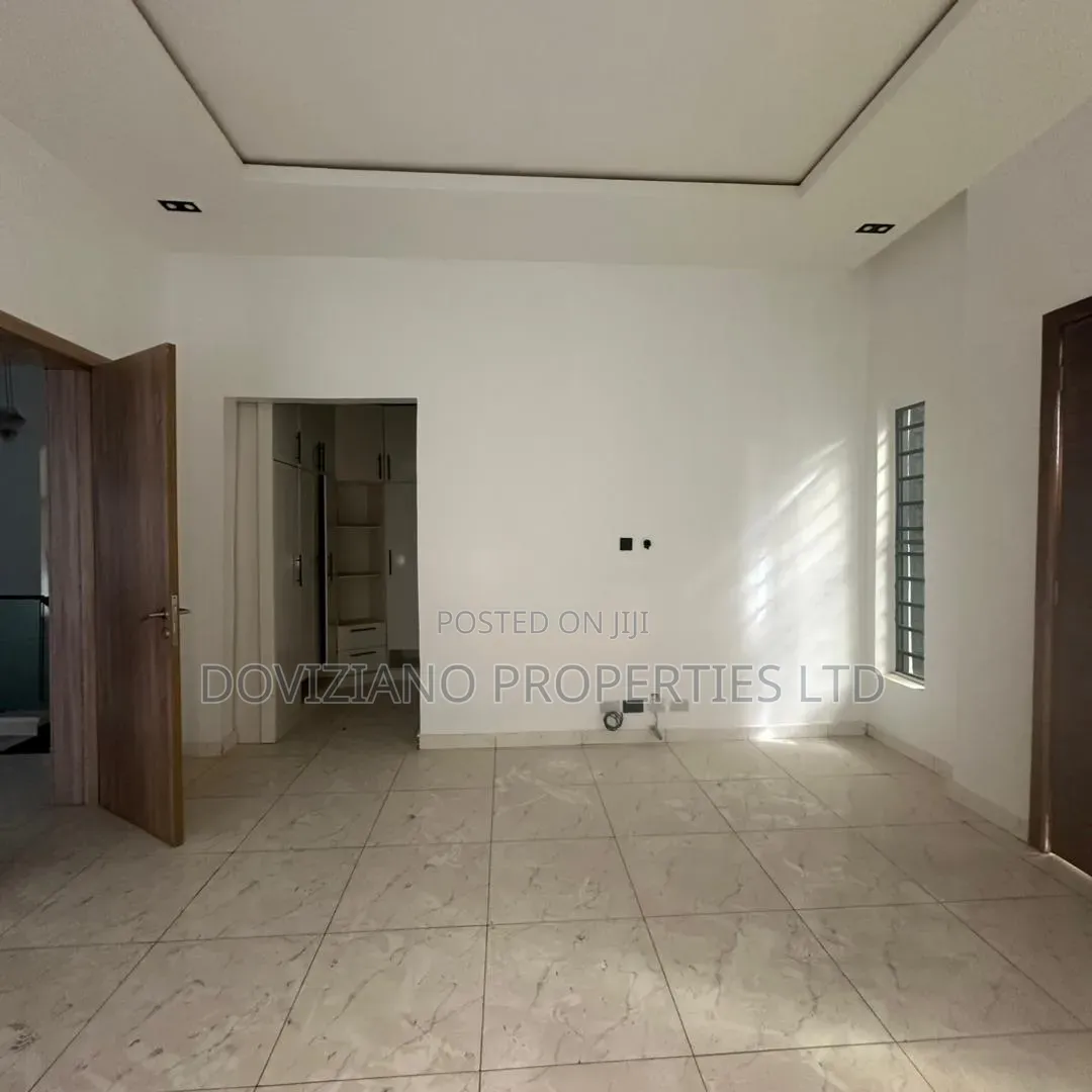 4bdrm Duplex in Ikota for sale in Ikota