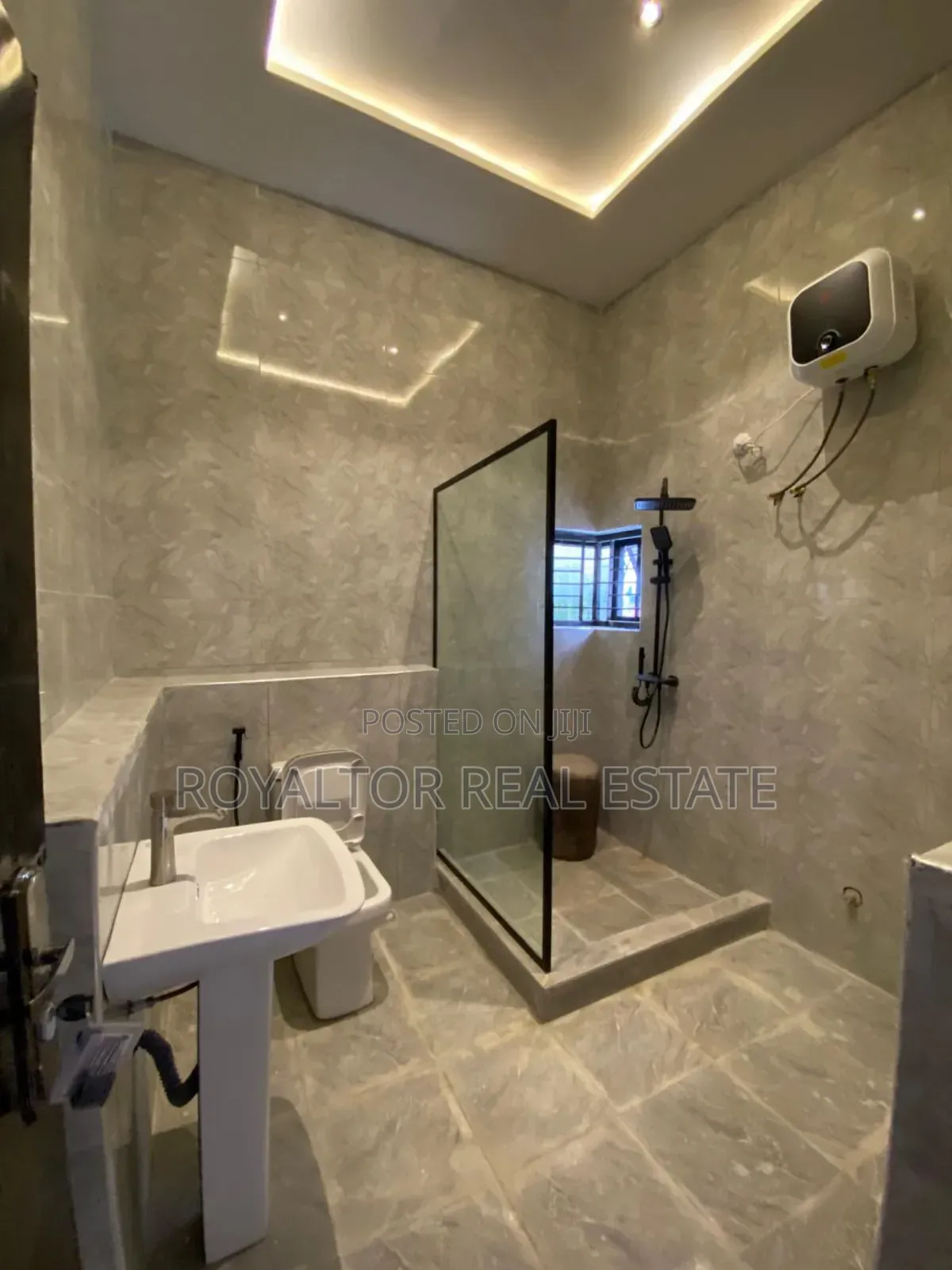 Furnished 5bdrm Duplex in Royaltor Real Estate, Life Camp for sale in Life Camp