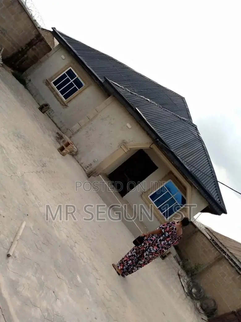 3bdrm Bungalow in Olosan Estate, Akala Express for sale in Akala Express