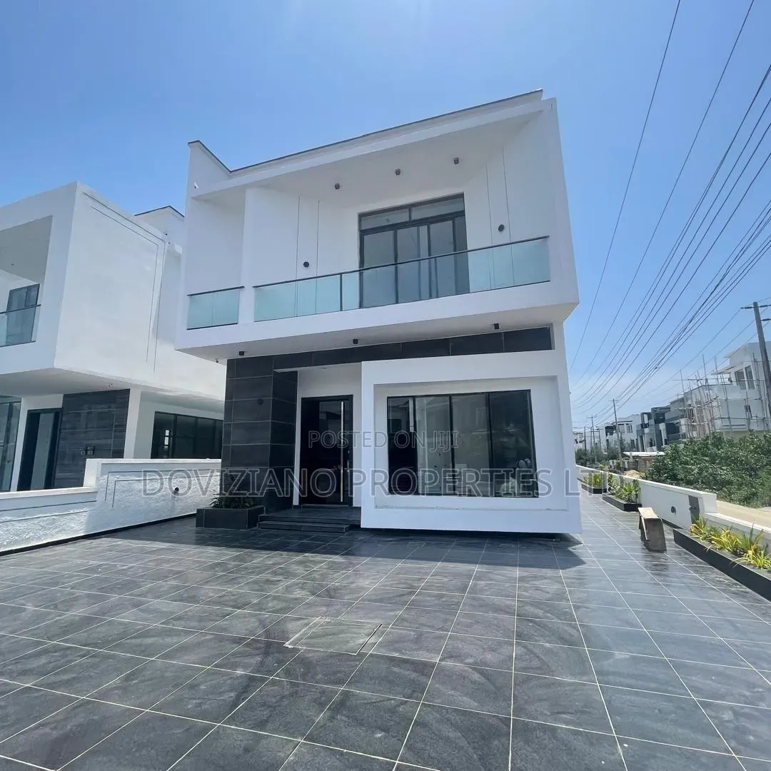 5bdrm Duplex in Ikota for sale in Ikota