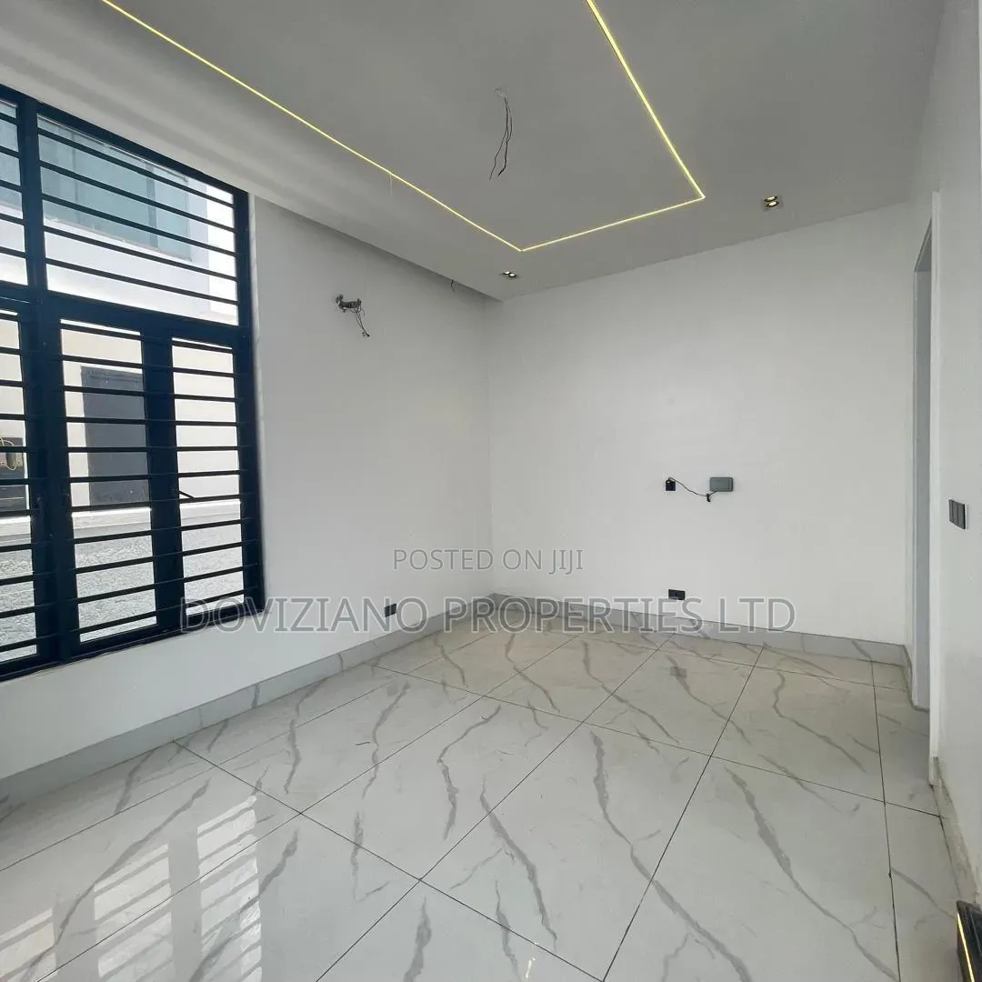 5bdrm Duplex in Ikota for sale in Ikota