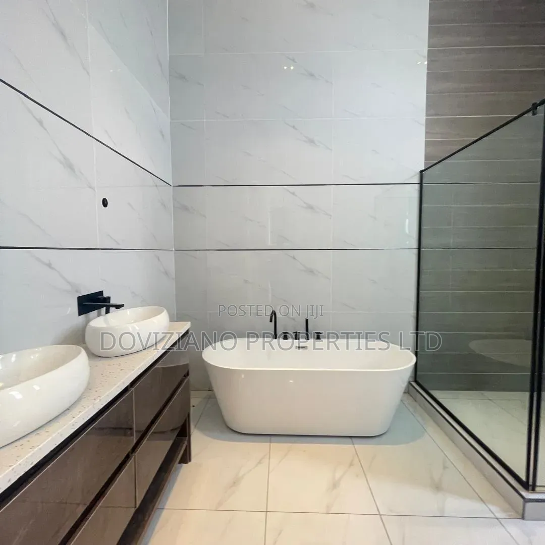 5bdrm Duplex in Ikota for sale in Ikota