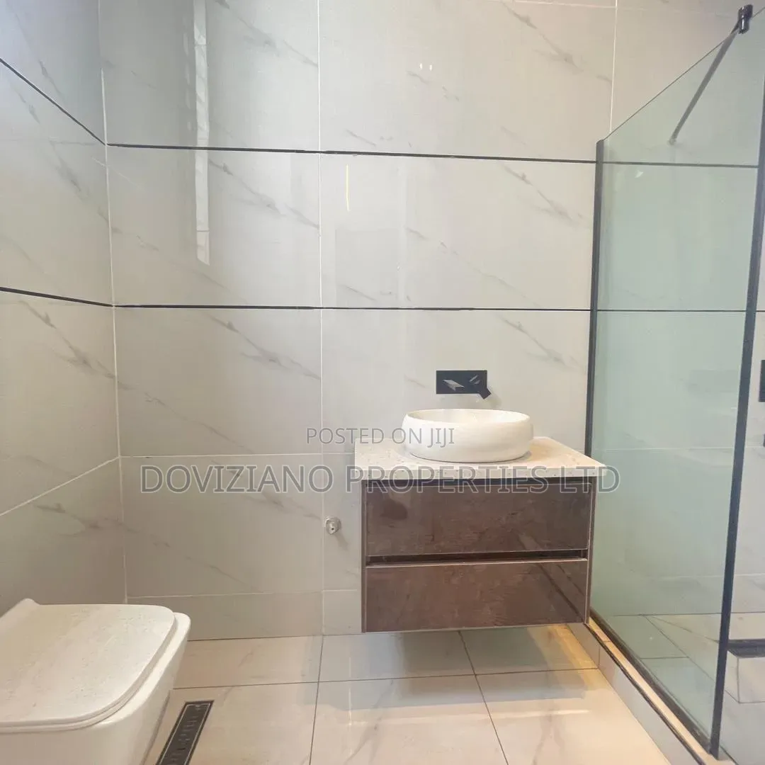 5bdrm Duplex in Ikota for sale in Ikota