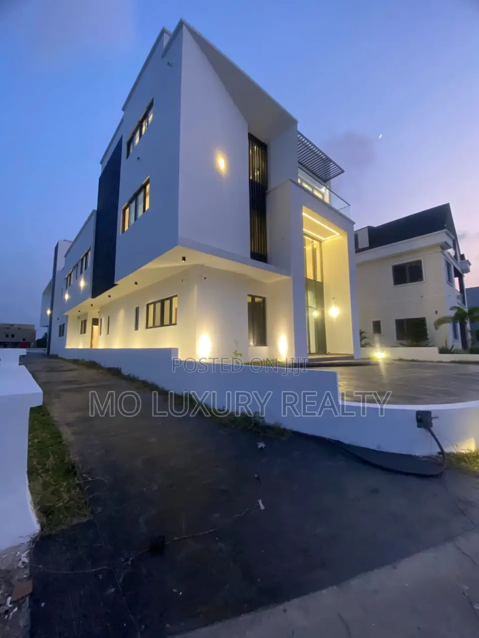 5bdrm Duplex in Ikate for sale in Ikate