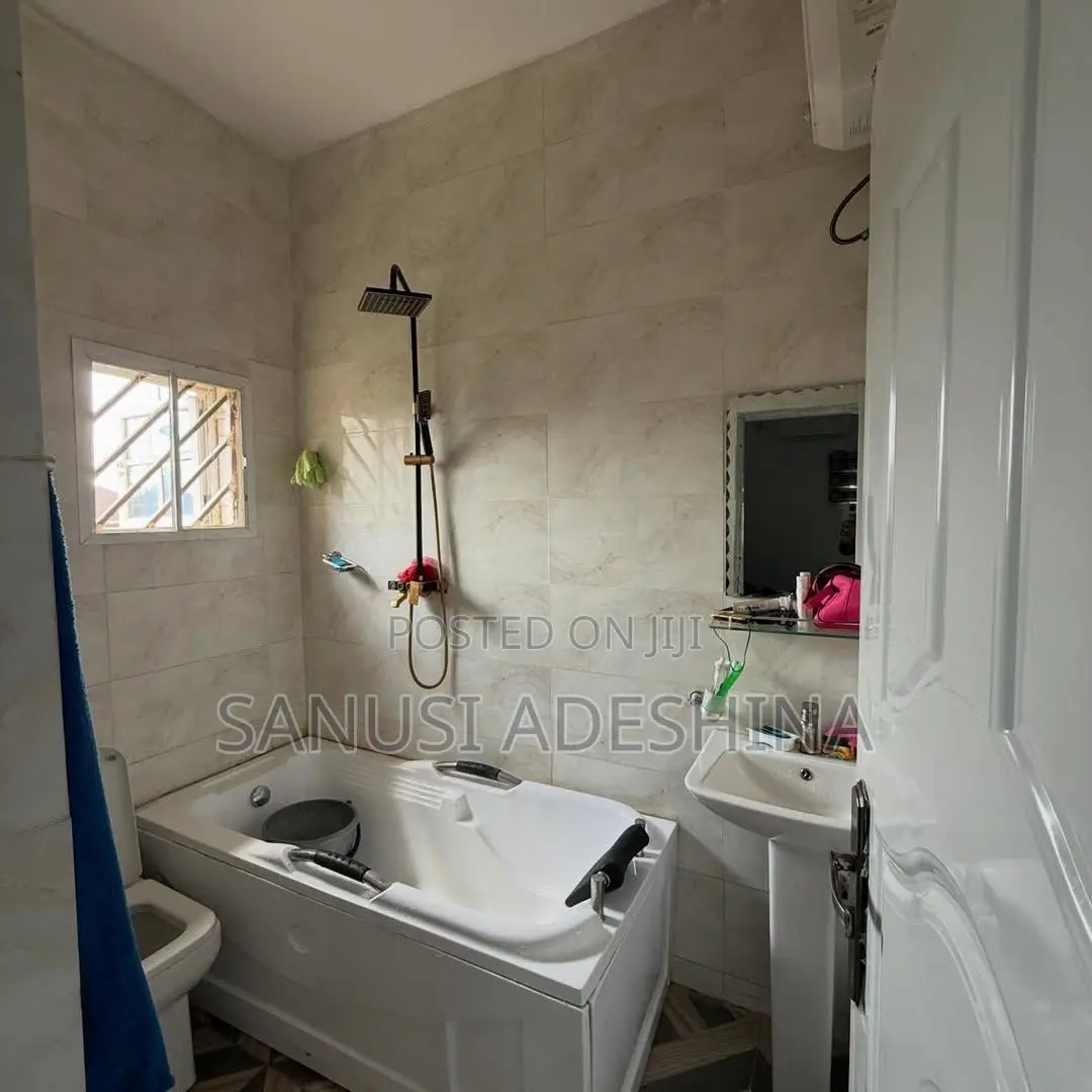 3bdrm Block of Flats in Utako Main,Fct Abuja for sale in Utako