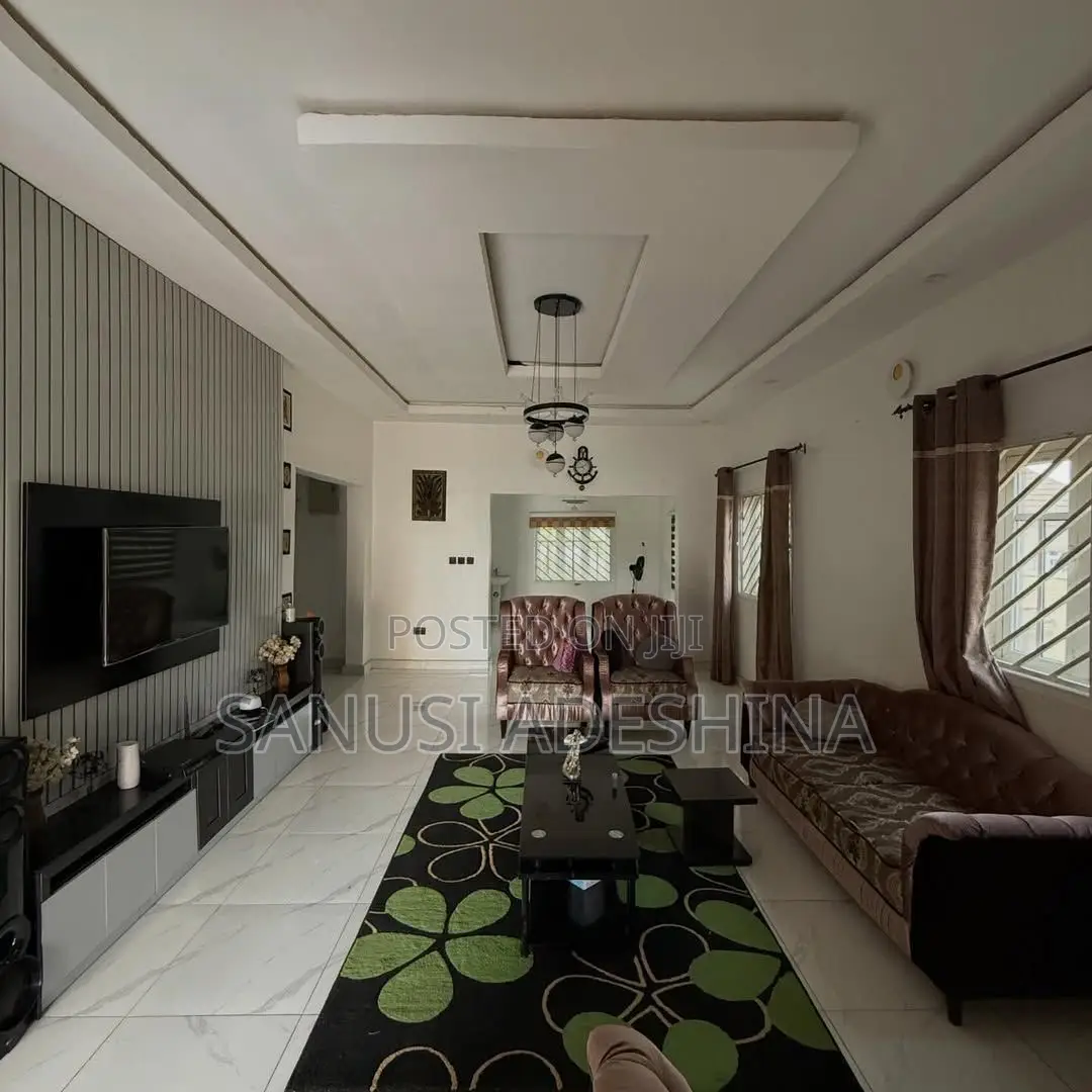 3bdrm Block of Flats in Utako Main,Fct Abuja for sale in Utako